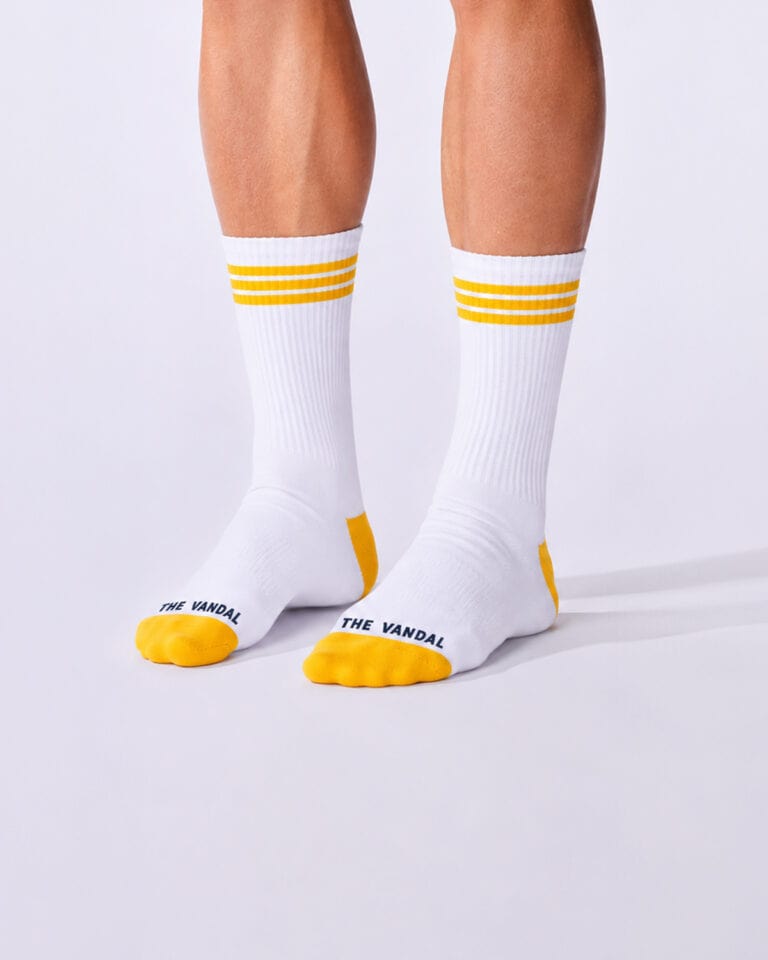 Gelbe gestreifte Sportsocke